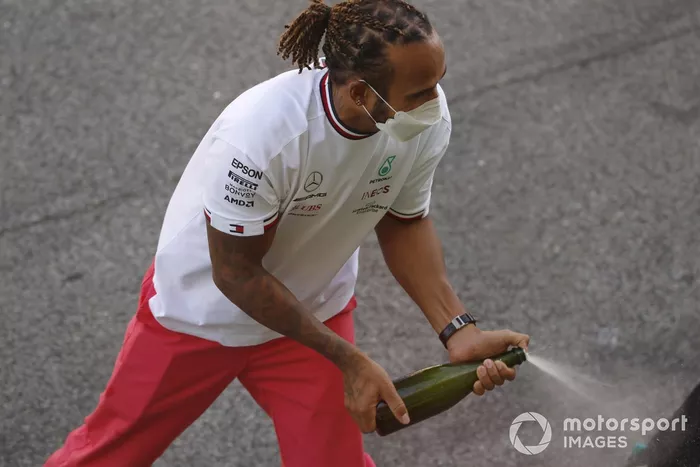 Lewis Hamilton, Mercedes, primera posición, celebra su victoria con su equipo