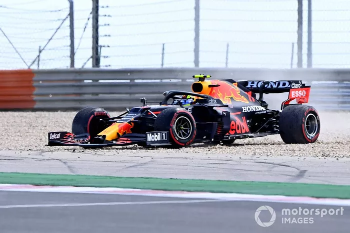 Sergio Pérez, Red Bull Racing RB16B se despista