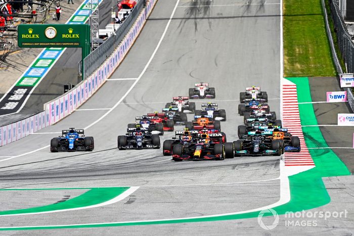 Arrancada Max Verstappen, Red Bull Racing RB16B, Lewis Hamilton, Mercedes W12, Lando Norris, McLaren MCL35M, Sergio Pérez, Red Bull Racing RB16B, Valtteri Bottas, Mercedes W12 y el resto del pelotón