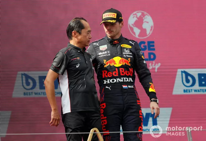 Podio: Toyoharu Tanabe, Director técnico F1 Honda, ganador Max Verstappen, Red Bull Racing