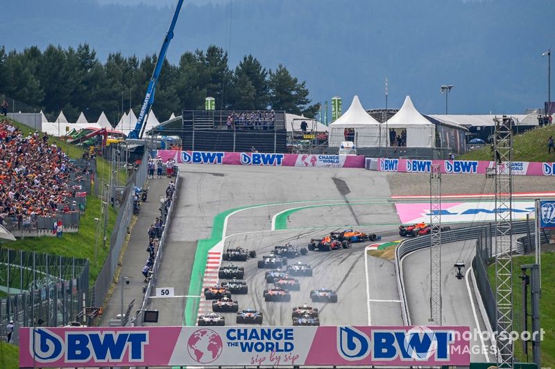 Max Verstappen, Red Bull Racing RB16B,Lando Norris, McLaren MCL35M, al inicio