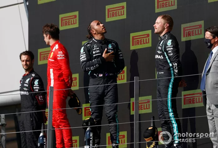Podio: segundo lugar Charles Leclerc, Ferrari, ganador Lewis Hamilton, Mercedes, y tercer lugar Valtteri Bottas, Mercedes