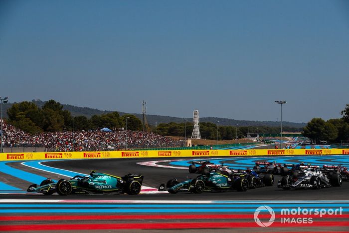 Sebastian Vettel, Aston Martin AMR22, Lance Stroll, Aston Martin AMR22, Alex Albon, Williams FW44, Pierre Gasly, AlphaTauri AT03, el resto del grupo en la primera vuelta