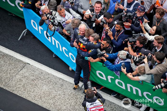 Max Verstappen, Red Bull Racing, 1ª posición, celebra con su equipo su llegada al Parc Ferme