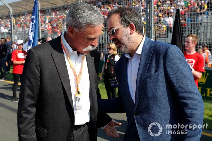 Chase Carey, presidente de la Formula 1, y Rt Hon Martin Pakula MP, ministro australiano