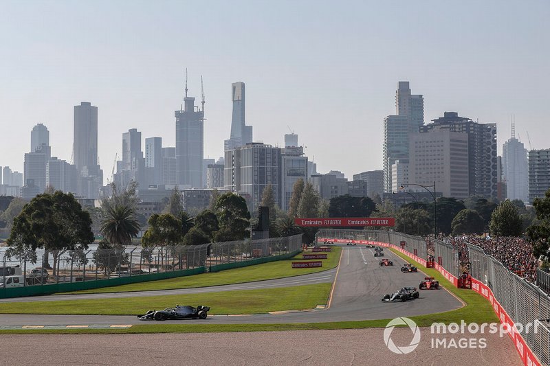 Valtteri Bottas, Mercedes AMG W10, precede Lewis Hamilton, Mercedes AMG F1 W10, Sebastian Vettel, Ferrari SF90, Max Verstappen, Red Bull Racing RB15, e Charles Leclerc, Ferrari SF90