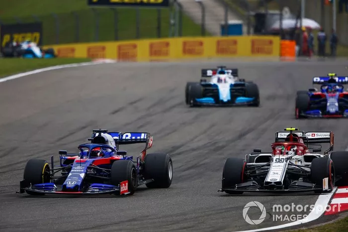 Daniil Kvyat, Toro Rosso STR14, Antonio Giovinazzi, Alfa Romeo Racing C38, George Russell, Williams Racing FW42, y Alexander Albon, Toro Rosso STR14