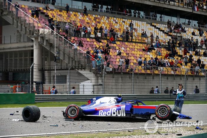 Alexander Albon, Toro Rosso STR14, sufre un accidente