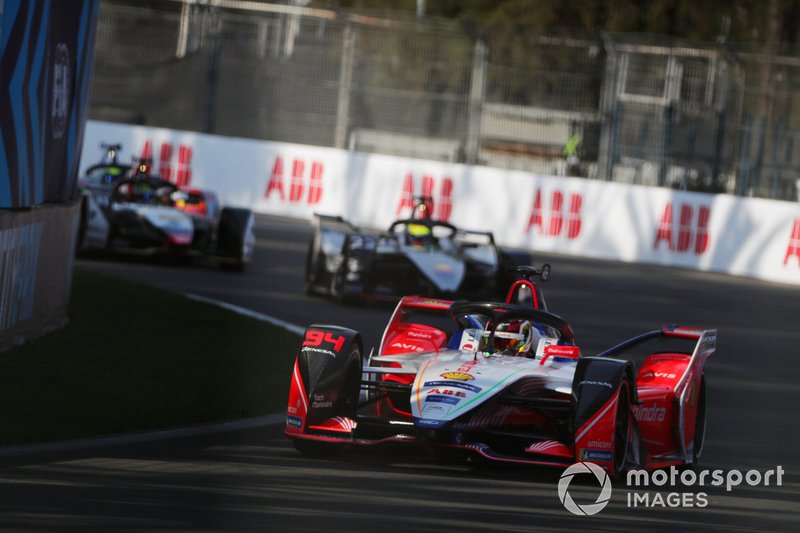 Pascal Wehrlein, Mahindra Racing, M5 Electro, leads Oliver Rowland, Nissan e.Dams, Nissan IMO1, and Lucas Di Grassi, Audi Sport ABT Schaeffler, Audi e-tron FE05