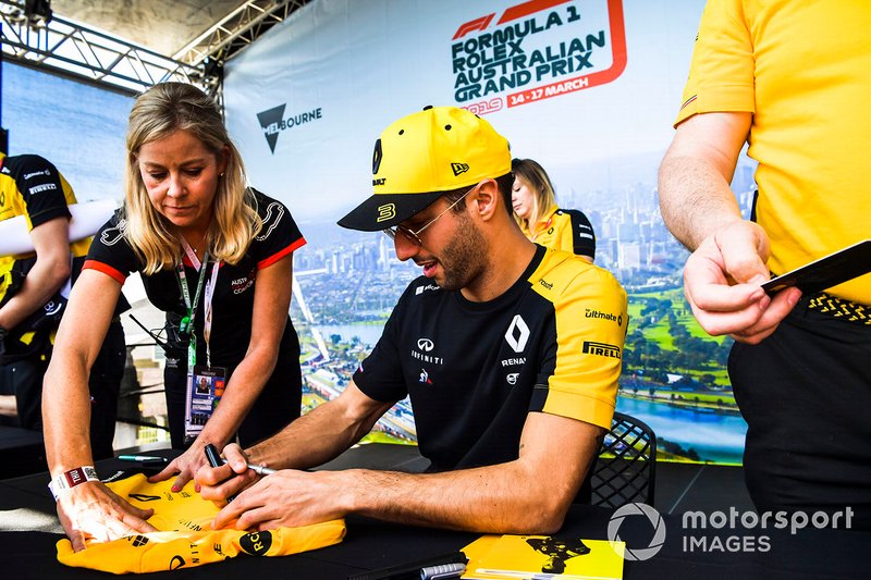 Daniel Ricciardo, Renault F1 Team, firma autografi ai tifosi