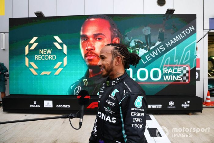 Ganador Lewis Hamilton, Mercedes, es entrevistado en Parc Ferme 