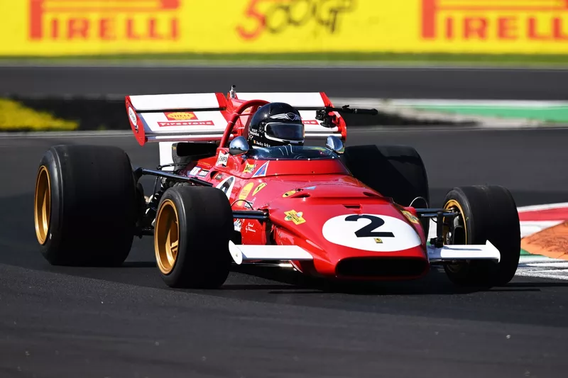 Jacky Ickx conduit une Ferrari 312B sur circuit.