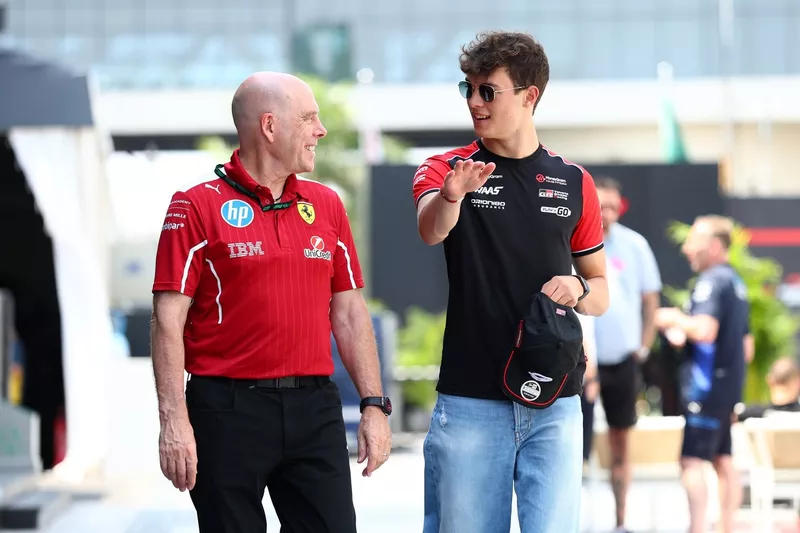 Oliver Bearman, Haas F1 Team avec Jock Clear, ingénieur principal de la performance de la Scuderia Ferrari 