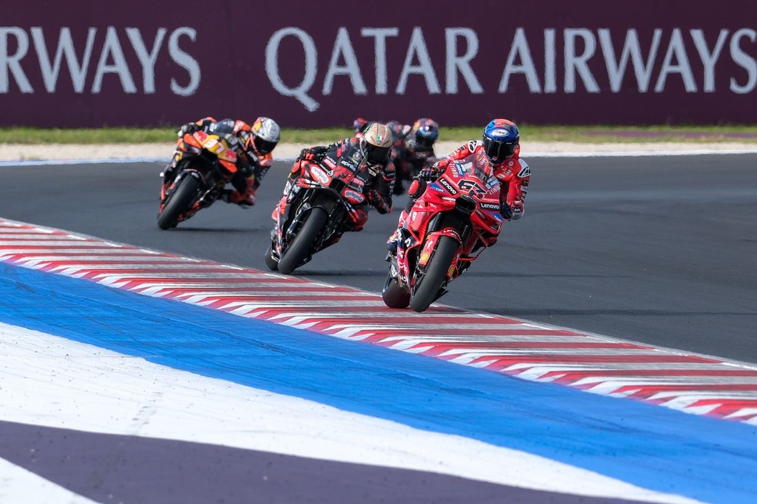 Francesco Bagnaia, Ducati Team, Marco Bezzecchi, Aprilia Racing