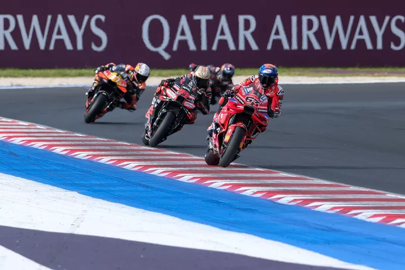 Francesco Bagnaia, Ducati Team, Marco Bezzecchi, Aprilia Racing