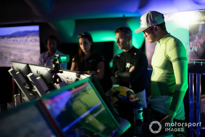 Kevin Hansen (SWE), del equipo JBXE Extreme-E, en el centro de mando