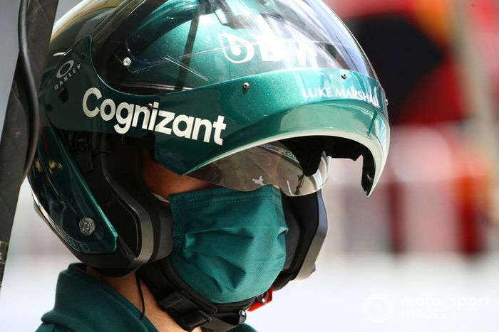 Un miembro del equipo de boxes de Aston Martin