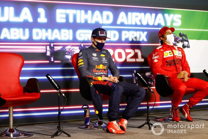 La silla vacía de Lewis Hamilton, Mercedes, el ganador y campeón Max Verstappen, Red Bull Racing, y Carlos Sainz Jr., Ferrari, en la rueda de prensa