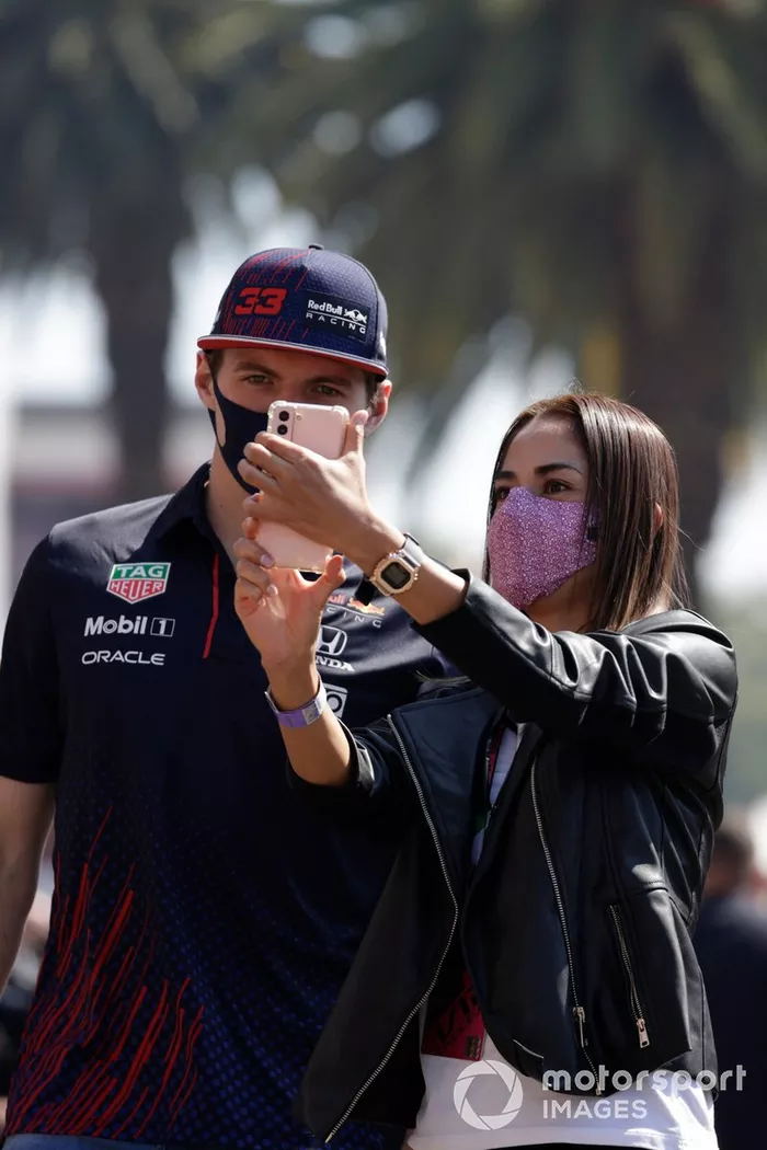 Max Verstappen, de Red Bull Racing, con una fan