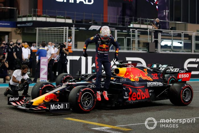 Ganador de la pole Max Verstappen, de Red Bull Racing, llega a la parrilla