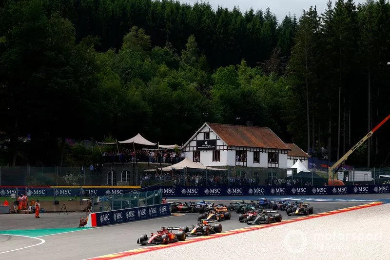 Charles Leclerc, Ferrari SF-23, Sergio Pérez, Red Bull Racing RB19, Lewis Hamilton, Mercedes F1 W14, el resto de la parrilla en la salida.
