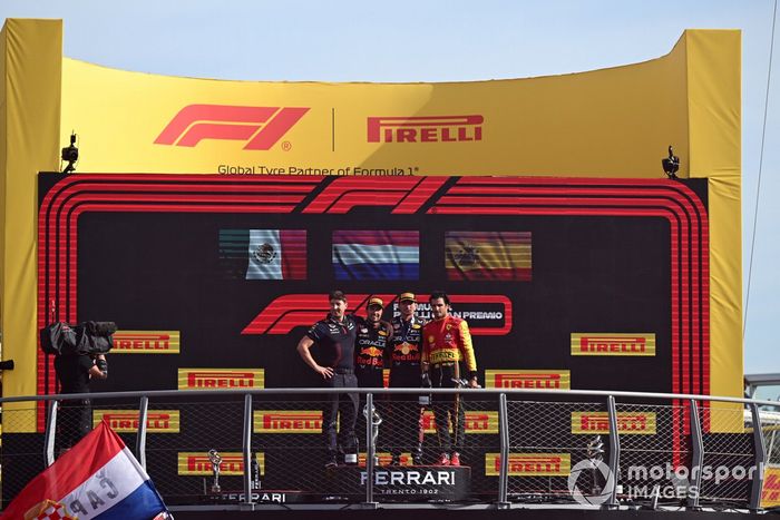 El delegado del trofeo Red Bull, Sergio Pérez, Red Bull Racing, 2ª posición, Max Verstappen, Red Bull Racing, 1ª posición, Carlos Sainz, Scuderia Ferrari, 3ª posición, en el podio.