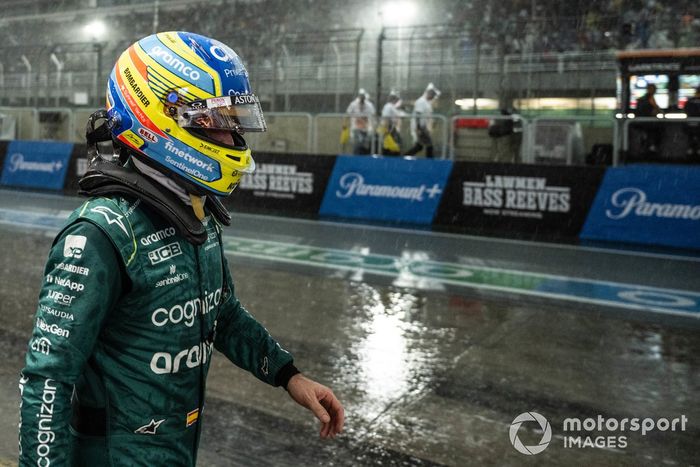 Fernando Alonso, Aston Martin F1 Team, en el pit lane 