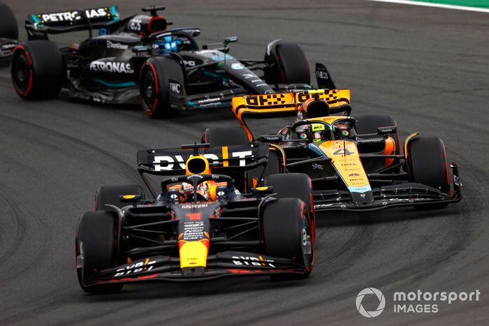 Max Verstappen, Red Bull Racing RB19, lidera Lando Norris, McLaren MCL60, y George Russell, Mercedes F1 W14.