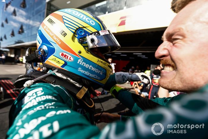 Fernando Alonso, Aston Martin F1 Team, 3ª posición, celebra su llegada al Parc Ferme