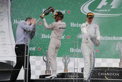 Podio: ganador de la carrera Lewis Hamilton, Mercedes AMG F1 celebra