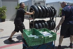 Miembros del equipo con llantas y equipo