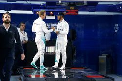 Ganador de carrera, Nico Rosberg, Mercedes AMG F1 Team con Lewis Hamilton, Mercedes AMG F1 Team