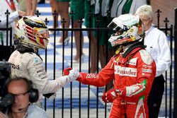 Sebastian Vettel, Ferrari y Lewis Hamilton, Mercedes AMG F1 Team se sacude las manos en el parc ferme