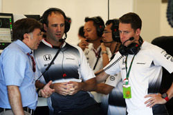 Jost Capito, McLaren Renndirektor mit Stoffel Vandoorne, McLaren Test- und Reservefahrer