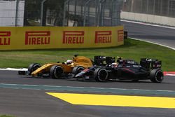 Jenson Button, McLaren Honda F1 Team MP4-31 and Jolyon Palmer, Renault Sport F1 Team RE16