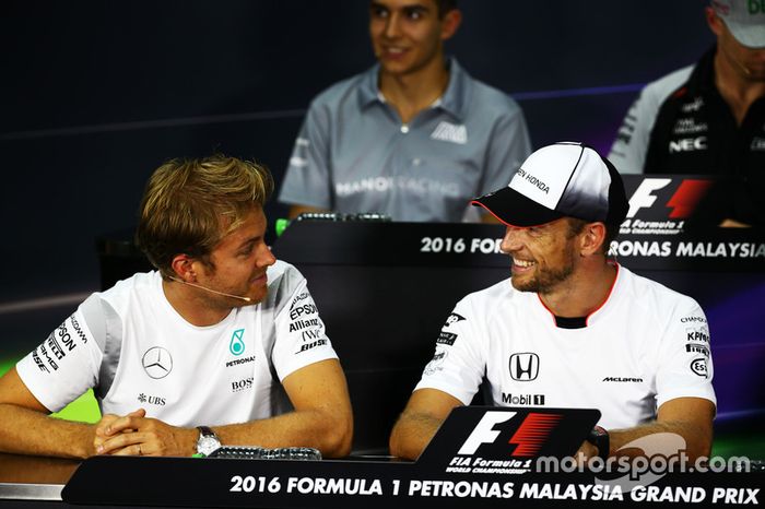 Nico Rosberg, de Mercedes AMG F1 con Jenson Button, McLaren en la Conferencia de prensa FIA