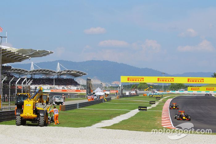 Los dos Red Bull pasan junto al Haas de Gutiérrez en Sepang