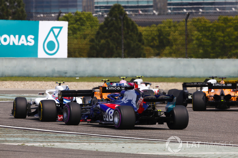 Stoffel Vandoorne, McLaren MCL33 Renault, Sergey Sirotkin, Williams FW41 Mercedes, and Brendon Hartley, Toro Rosso STR13 Honda, at the start of the race