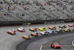 Kyle Busch, Joe Gibbs Racing, Toyota Camry Skittles and Ricky Stenhouse Jr., Roush Fenway Racing, Ford Fusion SunnyD