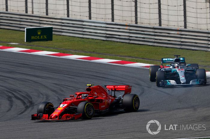 Kimi Raikkonen, Ferrari SF71H, Lewis Hamilton, Mercedes AMG F1 W09