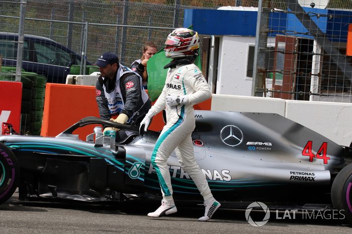 Lewis Hamilton, Mercedes-AMG F1 W09, se detiene y empuja su coche