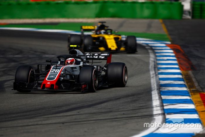 Kevin Magnussen, Haas F1 Team VF-18, Nico Hulkenberg, Renault Sport F1 Team R.S. 18