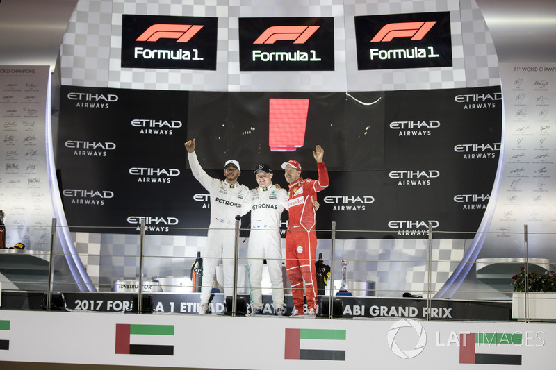 21. 新時代の象徴。2017年F1最終戦アブダビGPの表彰台に掲げられる