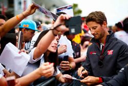 Romain Grosjean, Haas F1 Team firma autógrafos para fanáticos