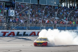 Race winner Joey Logano, Team Penske, Ford Fusion Shell Pennzoil