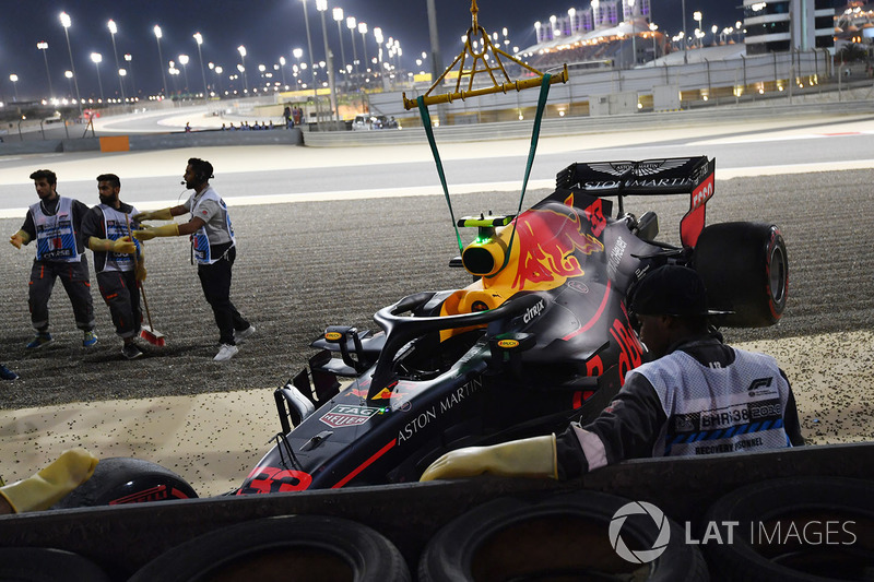 The crashed car of Max Verstappen, Red Bull Racing RB14 is recovered in Q1