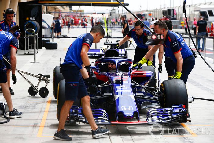 Brendon Hartley, Toro Rosso STR13 Honda, practicando un pit stop