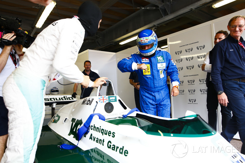 Les Champions du monde, Keke Rosberg et son fils Nico Rosberg, se préparent à un tour de démonstration à Monaco