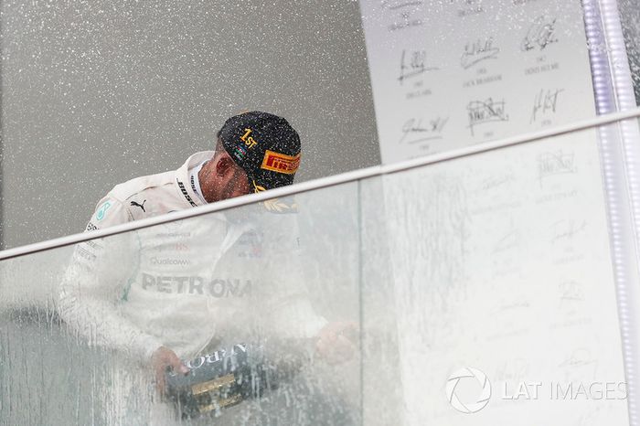 Podio: ganador, Lewis Hamilton, Mercedes-AMG F1