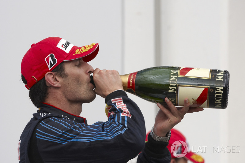 Podio: ganador Mark Webber, Red Bull Racing